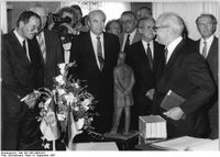 Bundesarchiv_Bild_183-1987-0909-041,_Wuppertal,_Besuch_Erich_Honecker